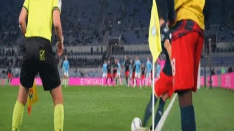 梅西告别迈阿密，孤身乘车背影深沉，少数球迷低声惜别